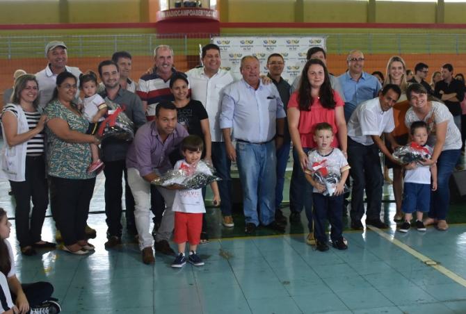 Vereadores prestigiam entrega de uniformes escolares